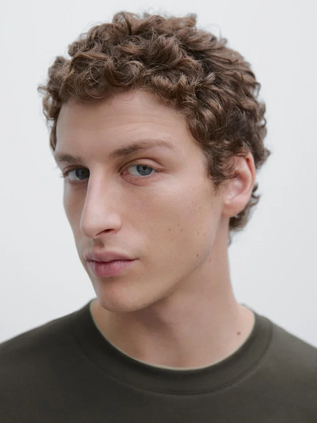 T-shirt van 100% katoen met contrasterende halslijn T-shirt van 100% katoen met contrasterende halslijn