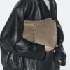 Tas van gespleten leer met studdetails