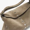 Tas van gespleten leer met studdetails