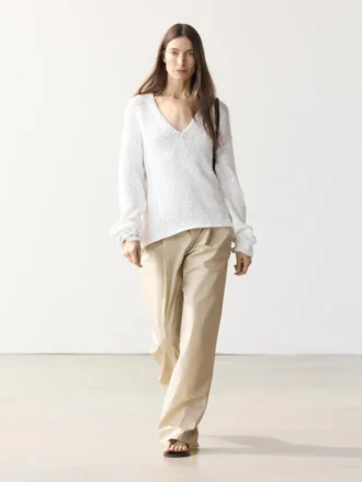 Trui met V-hals en opengewerkt patroon