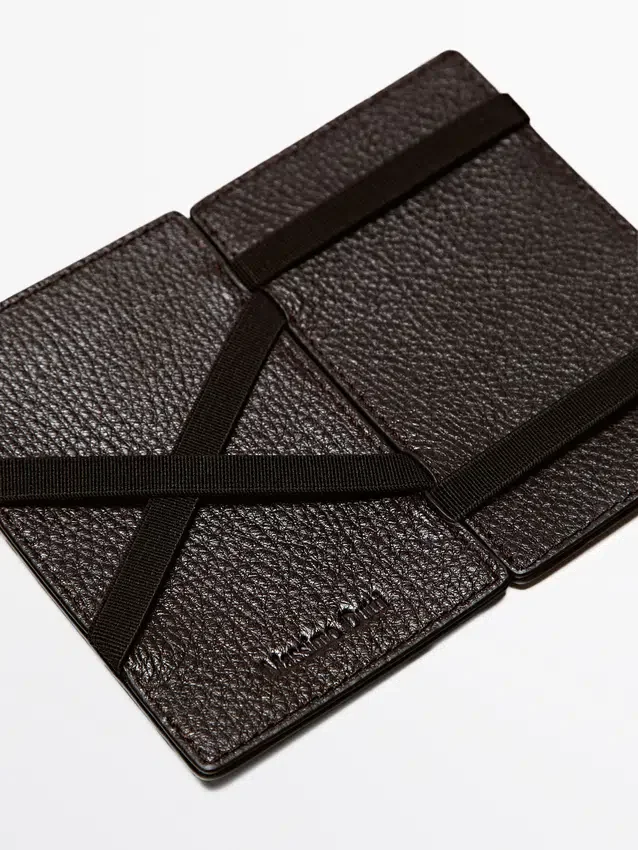 Verticale portemonnee van nappaleer met “magische” sluiting Verticale portemonnee van nappaleer met “magische” sluiting