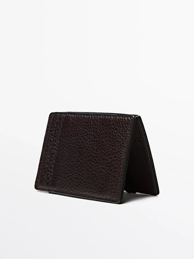 Verticale portemonnee van nappaleer met “magische” sluiting Verticale portemonnee van nappaleer met “magische” sluiting