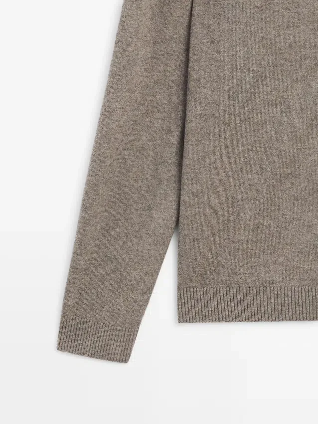 Vesttrui van gebreide wolmix met capuchon Vesttrui van gebreide wolmix met capuchon