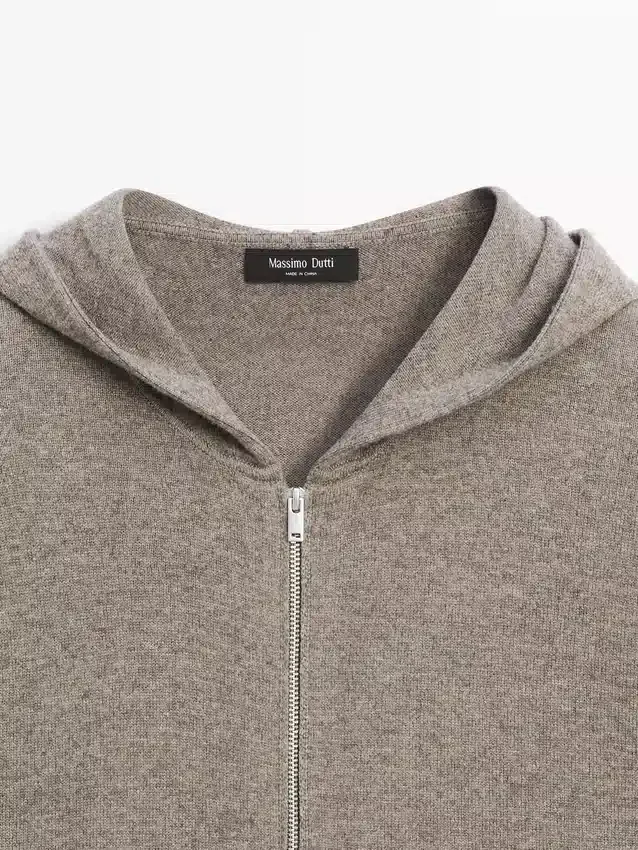 Vesttrui van gebreide wolmix met capuchon Vesttrui van gebreide wolmix met capuchon