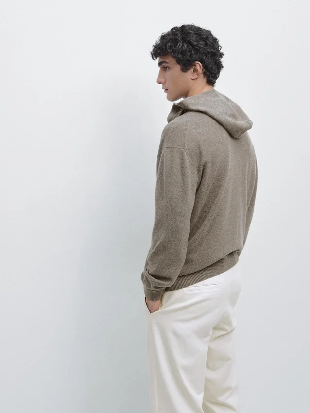 Vesttrui van gebreide wolmix met capuchon Vesttrui van gebreide wolmix met capuchon