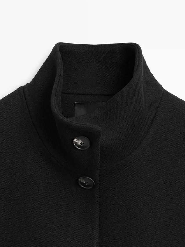 Wollen jas met hoge kraag en knoopsluiting Wollen jas met hoge kraag en knoopsluiting