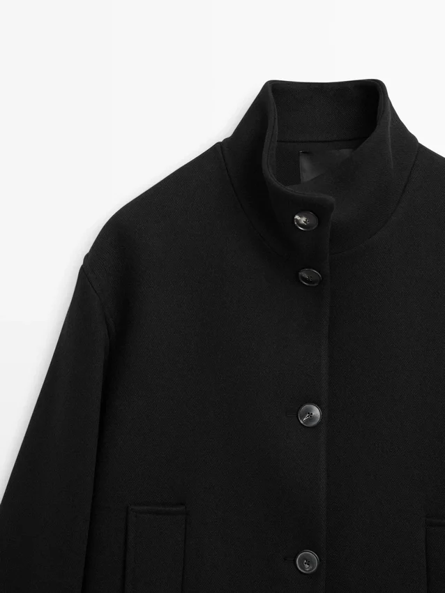 Wollen jas met hoge kraag en knoopsluiting Wollen jas met hoge kraag en knoopsluiting