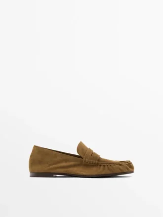 Zachte loafers van gespleten leer Zachte loafers van gespleten leer