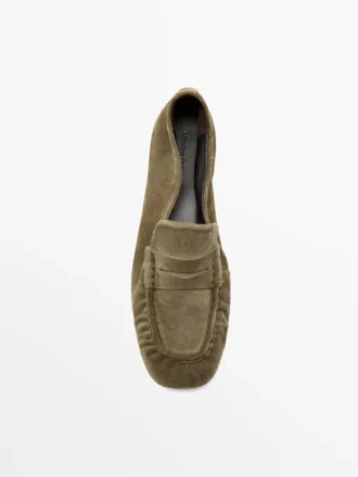 Zachte loafers van gespleten leer Zachte loafers van gespleten leer