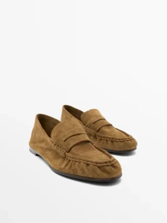 Zachte loafers van gespleten leer Zachte loafers van gespleten leer